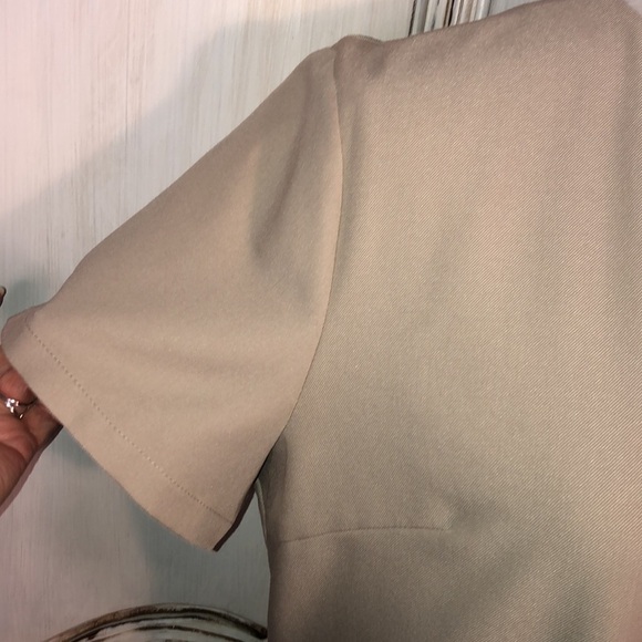 AEL Amy Enjoy Life Minimalist Short Sleeved Deep V Neck Full Cut Sheath Dress - Picture 6 of 13